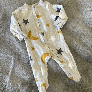 🌈 Old Navy Baby Sleeper Sz 0/3M Stars & Moons Romper